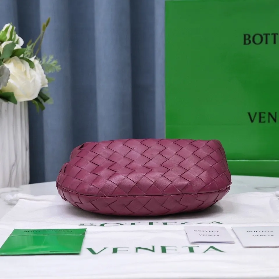Batch 1120 BV Bottega Veneta's new early spring women's MINI JODIE handbag BV bag 🔥The new method is based on the original rounded corners, knotted with classic woven leather round hobo bag, The most iconic triangular pull-out design, using sheepskin draped soft shape, is super suitable for concave shapes~ Jodie feels really gentle to people, and is definitely the best item for daily matching. It has the same weave, new elements and twists, is compact and versatile, and is the new favorite of street style Internet celebrities! Dimensions: 23x28x8 Model: 6699-1